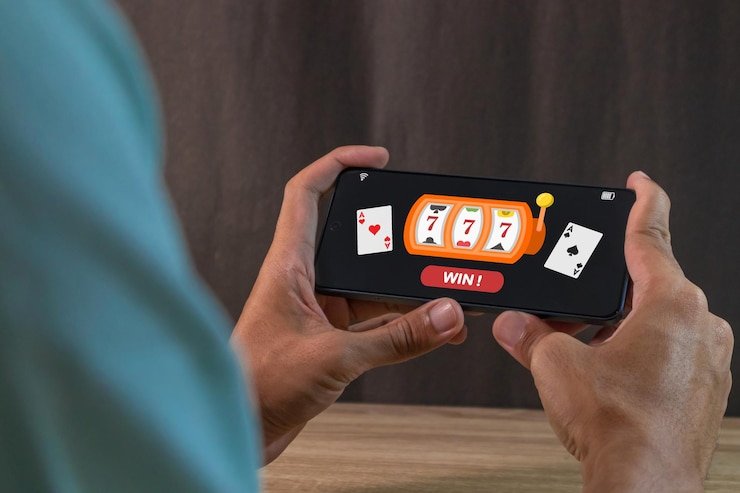 Pengguna memeriksa pengaturan keamanan akun melalui perangkat mobile di jaringan aman